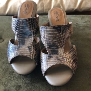 Women’s snakeskin look Eurosoft heels